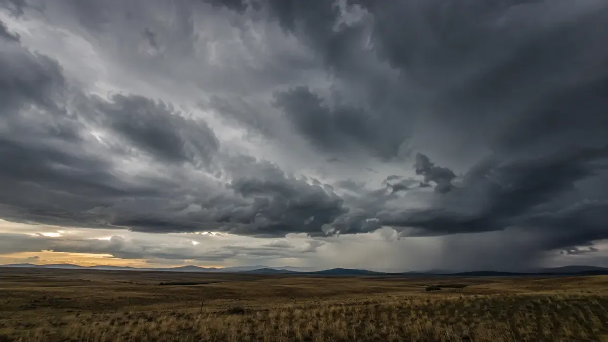 Cielo con nubes de tormenta oscuras sobre un paisaje abierto